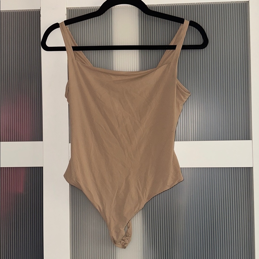 Like new! SKIMS Fits Everybody Square Neck Bodysuit Size MD